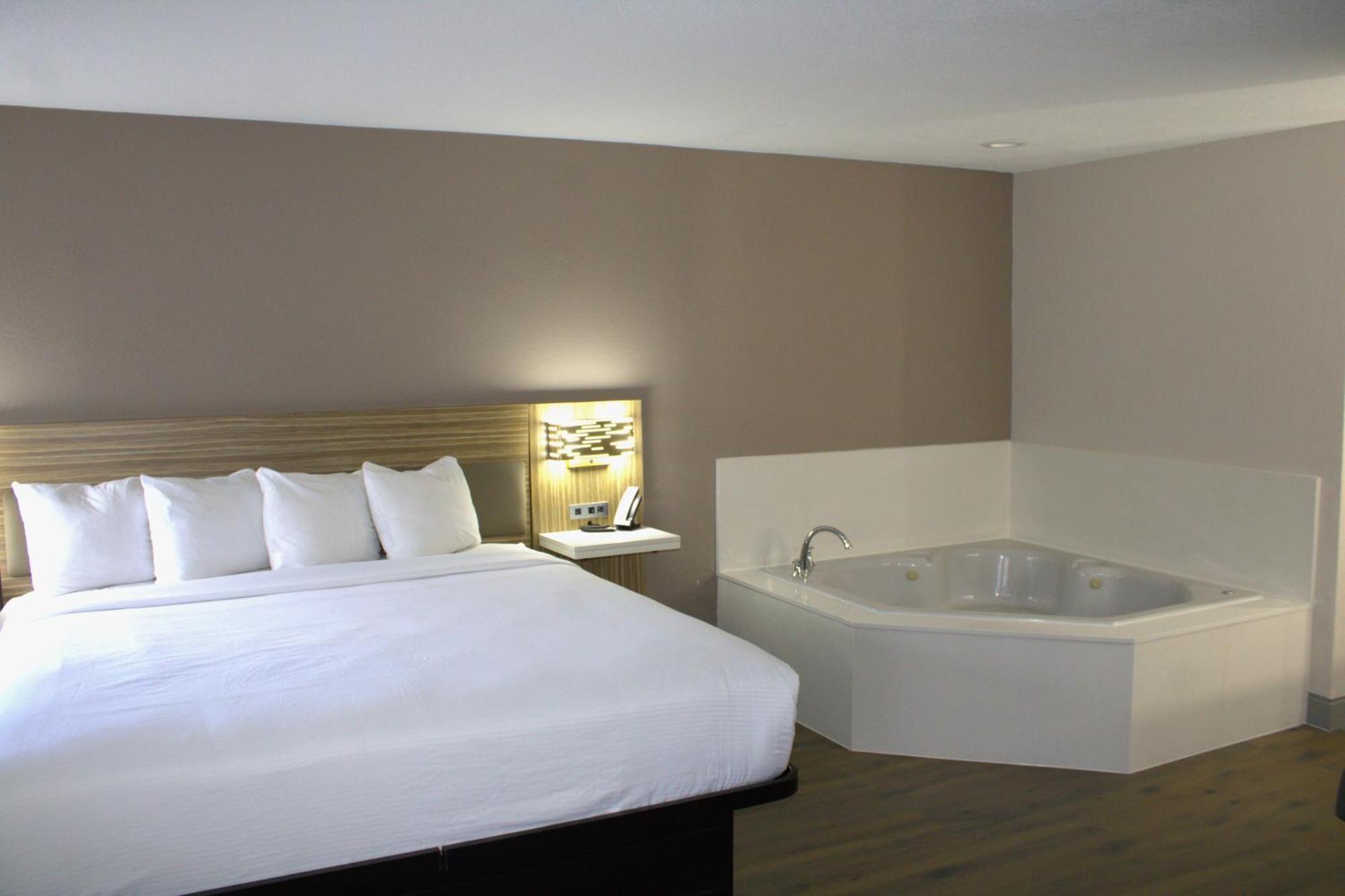 Baymont & Hotel