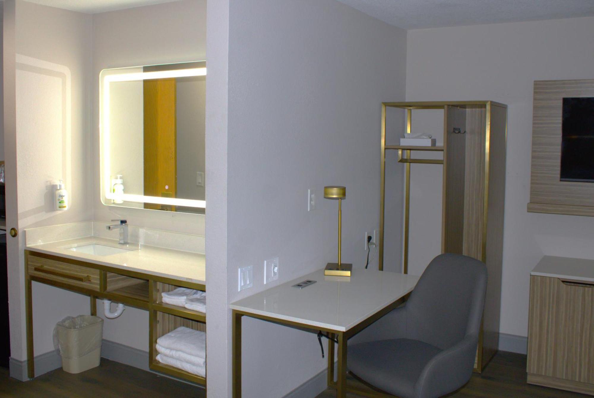 Baymont & Hotel 2*